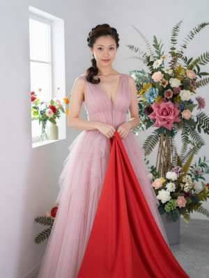 優雅なピンクドレスの麗人