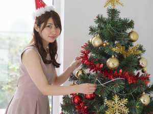 クリスマス準備の笑顔美人