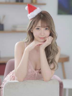 サンタ帽とピンクランジェリーの甘い聖夜