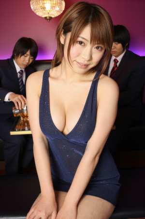 キャバクラで客にシェーカーでウイスキーを注ぐ