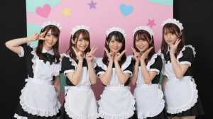 ガールズバーのメイド服を着た5人の少女のグループポートレート