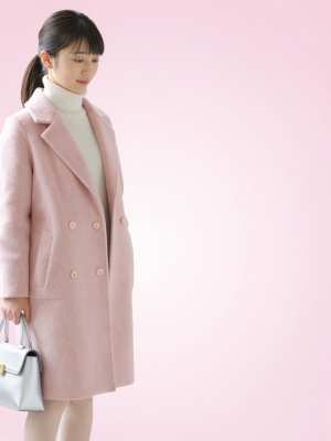 ピンクのコートを着た女性のポートレート