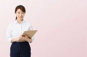 オフィスで笑顔を見せるビジネス女性のポートレート