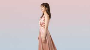 ピンクのドレスを着た若き女性の横顔ポートレート