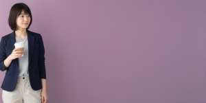 カフェを飲みながら考えるビジネス女性のポートレート