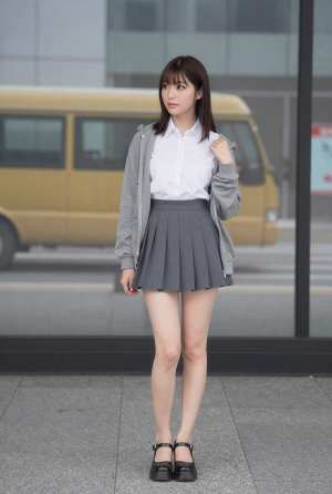 制服姿の若き女性の街角ポートレート