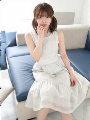 白いドレスを着た若き女性の室内ポートレート