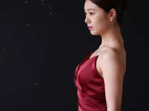 赤いドレスを着た美女の優雅なサイドビューポートレート