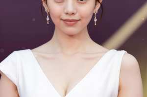 白ドレスを着た若き美女の優雅なポートレート