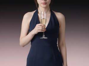 シャンパングラスを手に持つ大人の女性のポートレート