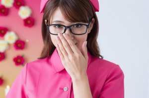 ピンクの制服を着たキャバクラ求人の女性ポートレート