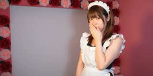 可愛らしいメイド姿の少女のポートレート