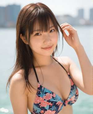 海辺の夏を彩る花柄水着の美女のポートレート