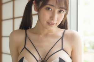 黒いストラップレスのグラビア写真