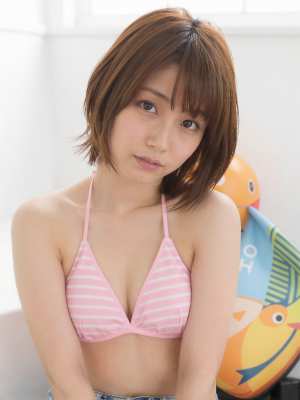 ショートヘアのピンクストライプ水着の女性ポートレート