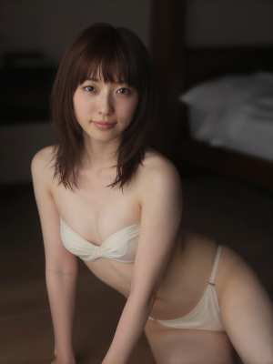 ショートヘアの若き美女の室内ポートレート