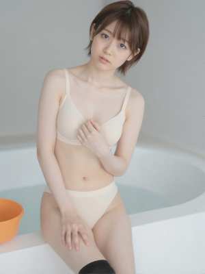 ショートヘアの美女が浴槽でポーズをとるグラビア風写真