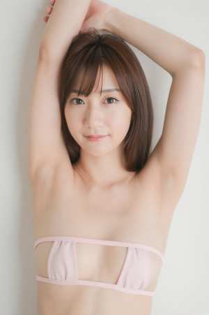 ピンクの下着をまとった若きグラビアの美しいポートレート