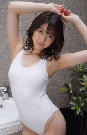 白い水着を着た若き女性の写真素材