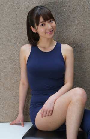 青いワンピースを着た若きグラビアアイドルのポートレート