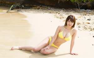 黄色い水着の美女のビーチポートレート