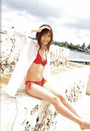 海辺の白いシャツを着た美女のポートレート