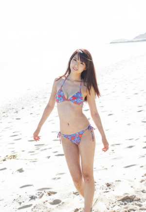 海辺で微笑む水着の美女のポートレート