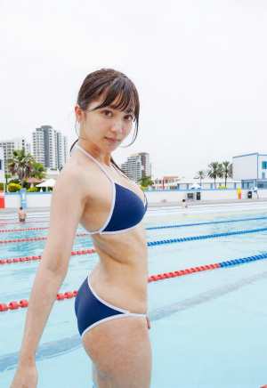 プールサイドの青い水着を着たグラビアアイドルのポートレート