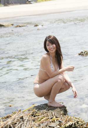 海辺の水着姿の美女のポートレート