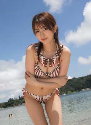 海辺でポーズをとる美女のポートレート写真