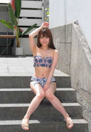 夏の日差しに輝く水着の美しい女性ポートレート