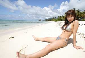 美しいビーチでの水着のポートレート