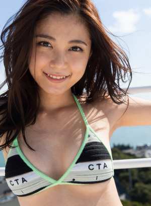 海辺で微笑む若きグラビアのポートレート