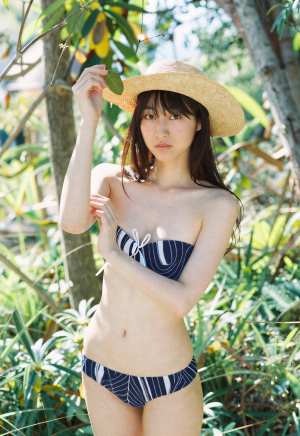 森の緑に囲まれた水着のグラビア写真