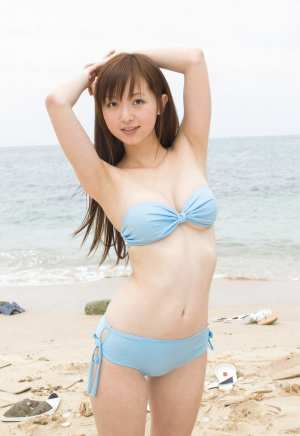 海辺の青い水着を着た美女のポートレート