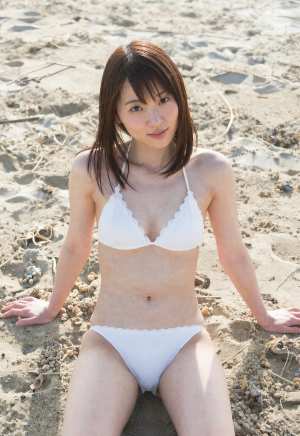 白水着を着た若き女性のビーチポートレート