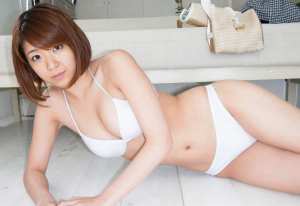 白水着の美女の室内ポートレート