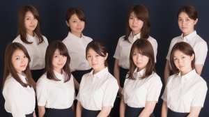 白衣を着た女性たちのグループポートレート