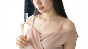 シャンパングラスを持つ女性ポートレート