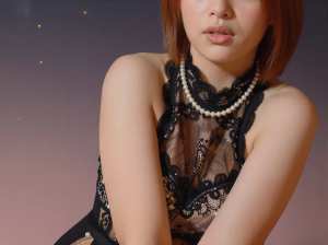 キャバクラの美女が写る夜のポートレート