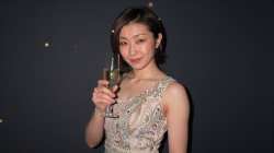 シャンパングラスを握る女性ポートレート