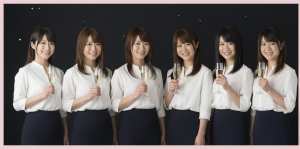 キャバクラの女性たちがシャンパンを手にした笑顔のポートレート