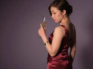 ワイングラスを手に持つ優雅な女性のポートレート