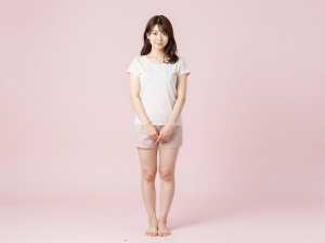 ピンク背景で微笑む女性ポートレート