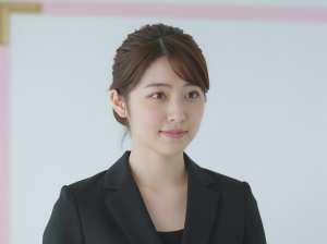 ビジネススーツを着た若手女性のポートレート写真