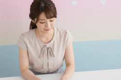 優しい笑顔の女性ポートレート写真