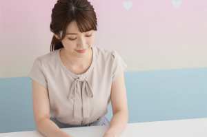 優しい笑顔の女性ポートレート写真