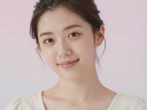 穏やかな笑顔の若き女性のポートレート写真