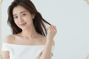 白を着た若き女性の優雅なポートレート