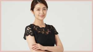 黒いレースドレスの上品な女性ポートレート